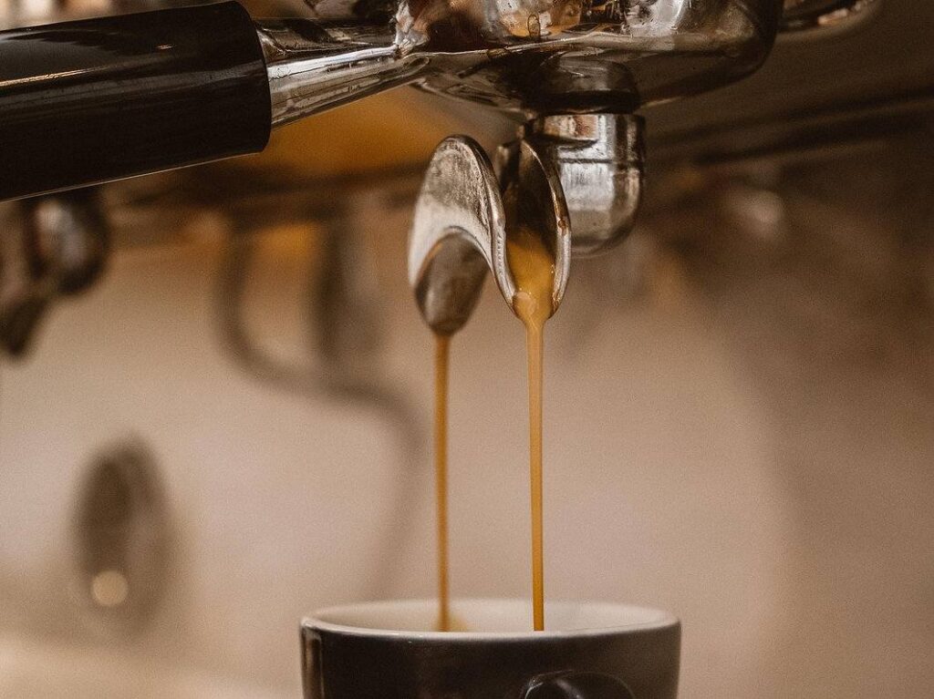 Espresso läuft aus einem Siebträger in eine Espressotasse