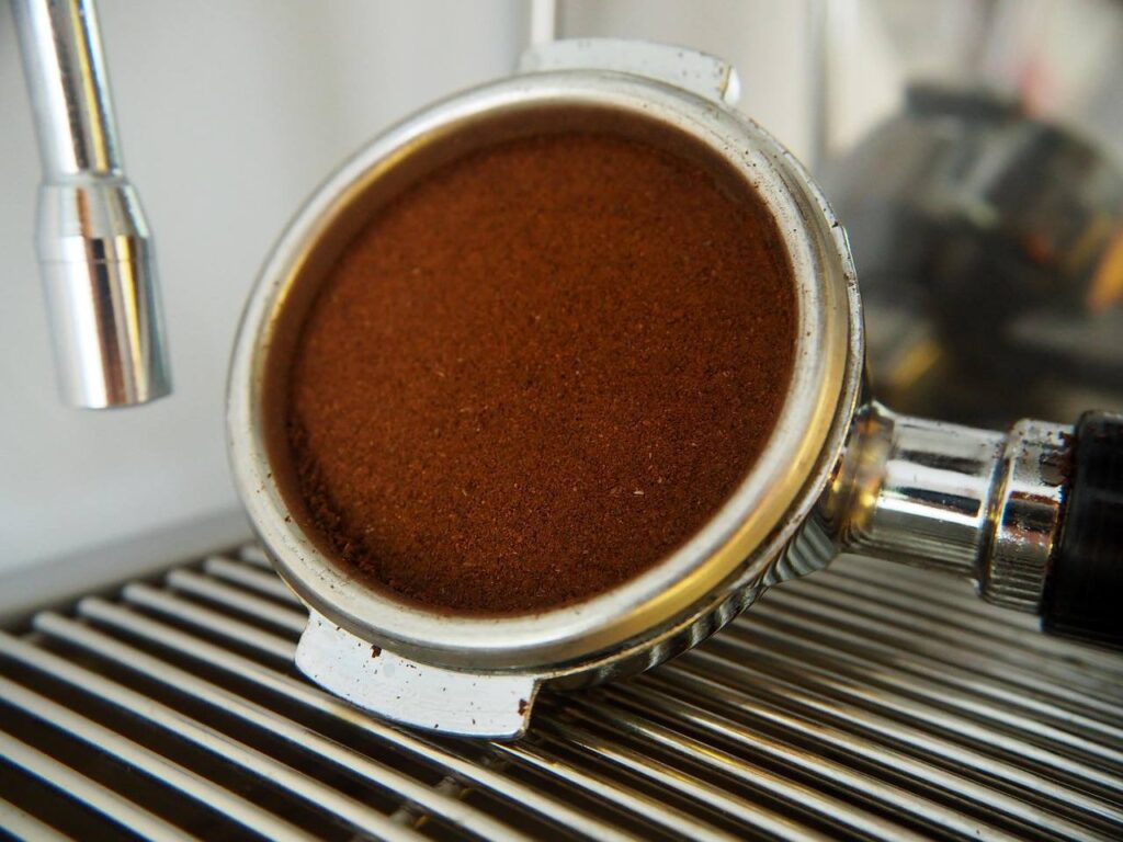 Siebträger mit Kaffeemehl gefüllt