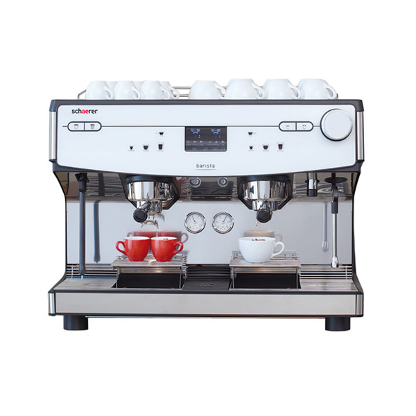 Barista mit kaffeehalter-siebträger mit gemahlenem kaffee in der nähe einer  professionellen espressomaschine